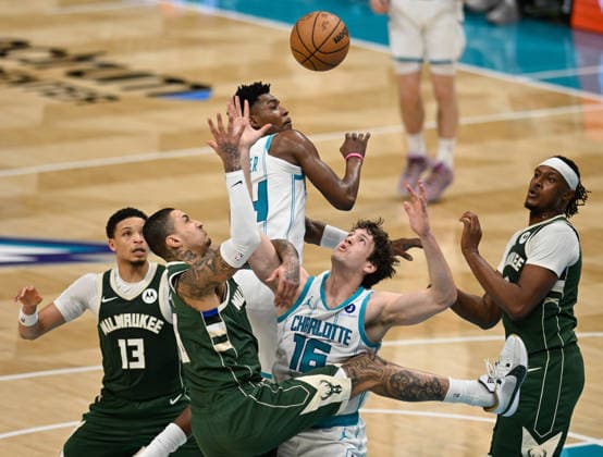 Charlotte Hornets v Milwaukee Bucks - NBA, Basketball Herren, USA CHARLOTTE, USA - DECEMBER 29: Charlotte Hornets Ibou Badji vs Milwaukee Bucks Kyle Kuzma at the Spectrum Center in Charlotte NC, United States on December 29, 2025 Peter Zay Anadolu Charlotte United States. Editorial use only. Please get in touch for any other usage.  Copyright: x2025xAnadoluxPeterxZayx