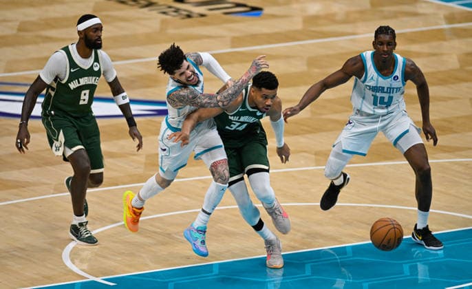 Charlotte Hornets v Milwaukee Bucks - NBA, Basketball Herren, USA CHARLOTTE, USA - DECEMBER 29: Charlotte Hornets LaMelo ball fights Milwaukee Bucks Giannis Antetokounmpo during the NBA basketball game between Charlotte Hornets and Milwaukee Bucks at the Spectrum Center in Charlotte NC, United States on December 29, 2025. Peter Zay Anadolu Charlotte United States. Editorial use only. Please get in touch for any other usage.  Copyright: x2025xAnadoluxPeterxZayx