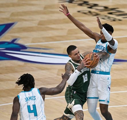 Charlotte Hornets v Milwaukee Bucks - NBA, Basketball Herren, USA CHARLOTTE, USA - DECEMBER 29: Milwaukee Bucks Kyle Kuzma with the ball against Brandon Miller at the Spectrum Center in Charlotte NC, United States on December 29, 2025 Peter Zay Anadolu Charlotte United States. Editorial use only. Please get in touch for any other usage.  Copyright: x2025xAnadoluxPeterxZayx