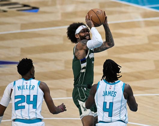 Charlotte Hornets v Milwaukee Bucks - NBA, Basketball Herren, USA CHARLOTTE, USA - DECEMBER 29: Milwaukee Bucks Gary Trent Jr. jumps to score against the Charlotte Hornets at the Spectrum Center in Charlotte NC, United States on December 29, 2025 Peter Zay Anadolu Charlotte United States. Editorial use only. Please get in touch for any other usage.  Copyright: x2025xAnadoluxPeterxZayx
