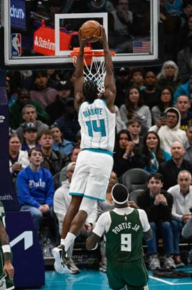Charlotte Hornets v Milwaukee Bucks - NBA, Basketball Herren, USA CHARLOTTE, USA - DECEMBER 29: Charlotte Hornets Moussa Diabate jumps to score against the Milwaukee Bucks at the Spectrum Center in Charlotte NC, United States on December 29, 2025 Peter Zay Anadolu Charlotte United States. Editorial use only. Please get in touch for any other usage.  Copyright: x2025xAnadoluxPeterxZayx