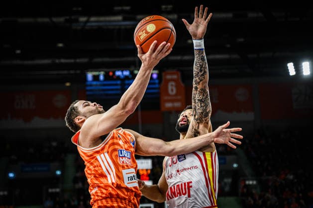 Neu Ulm, Deutschland, 29.12.25: Christopher Ledlum (ratiopharm ulm) und David Muenkat (Fitness first Wuerzburg Baskets) im Zweikampf waehrend des Basketball Bundesliga Spiels zwischen ratiopharm ulm vs Fitness first Wuerzburg Baskets in der ratiopharm Arena am 29. Dezember 2025 in Neu Ulm, Deutschland. (Foto von Harry Langer DeFodi Images) ratiopharm Arena, Germany, 29.12.25: Christopher Ledlum (ratiopharm ulm) und David Muenkat (Fitness first Wuerzburg Baskets) battle for the ball during the Basketball Bundesliga match between ratiopharm ulm vs Fitness first Wuerzburg Baskets at Neu Ulm on December 29, 2025 in ratiopharm Arena, Germany. (Photo by Harry Langer DeFodi Images) (Photo by Harry Langer DeFodi Images) -