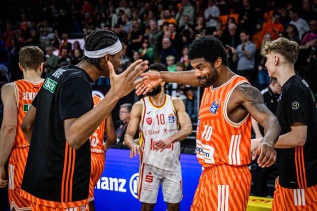 Neu Ulm, Deutschland, 29.12.25: Mohamed Diakite (ratiopharm ulm) und Malik Osborne (ratiopharm ulm) gestikuliert, gestik waehrend des Basketball Bundesliga Spiels zwischen ratiopharm ulm vs Fitness first Wuerzburg Baskets in der ratiopharm Arena am 29. Dezember 2025 in Neu Ulm, Deutschland. (Foto von Harry Langer DeFodi Images) ratiopharm Arena, Germany, 29.12.25: Mohamed Diakite (ratiopharm ulm) und Malik Osborne (ratiopharm ulm) gestures during the Basketball Bundesliga match between ratiopharm ulm vs Fitness first Wuerzburg Baskets at Neu Ulm on December 29, 2025 in ratiopharm Arena, Germany. (Photo by Harry Langer DeFodi Images) (Photo by Harry Langer DeFodi Images) -