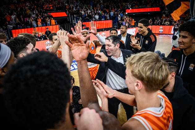 Neu Ulm, Deutschland, 29.12.25: Head Coach Ty Harrelson (ratiopharm ulm) und das Team beim Teamkreis waehrend des Basketball Bundesliga Spiels zwischen ratiopharm ulm vs Fitness first Wuerzburg Baskets in der ratiopharm Arena am 29. Dezember 2025 in Neu Ulm, Deutschland. (Foto von Harry Langer DeFodi Images) ratiopharm Arena, Germany, 29.12.25: Head Coach Ty Harrelson (ratiopharm ulm) and the team at the team circle during the Basketball Bundesliga match between ratiopharm ulm vs Fitness first Wuerzburg Baskets at Neu Ulm on December 29, 2025 in ratiopharm Arena, Germany. (Photo by Harry Langer DeFodi Images) (Photo by Harry Langer DeFodi Images) -