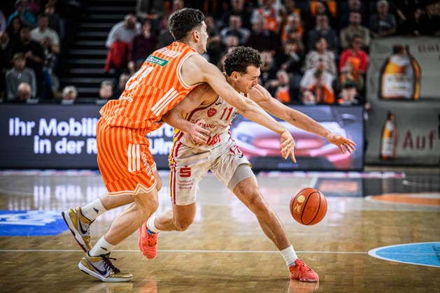 Neu Ulm, Deutschland, 29.12.25: Diego Garavaglia (ratiopharm ulm) und Brae Ivey (Fitness first Wuerzburg Baskets) im Zweikampf waehrend des Basketball Bundesliga Spiels zwischen ratiopharm ulm vs Fitness first Wuerzburg Baskets in der ratiopharm Arena am 29. Dezember 2025 in Neu Ulm, Deutschland. (Foto von Harry Langer DeFodi Images) ratiopharm Arena, Germany, 29.12.25: Diego Garavaglia (ratiopharm ulm) und Brae Ivey (Fitness first Wuerzburg Baskets) battle for the ball during the Basketball Bundesliga match between ratiopharm ulm vs Fitness first Wuerzburg Baskets at Neu Ulm on December 29, 2025 in ratiopharm Arena, Germany. (Photo by Harry Langer DeFodi Images) (Photo by Harry Langer DeFodi Images) -