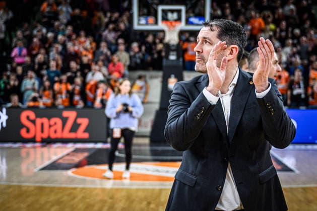 Neu Ulm, Deutschland, 29.12.25: Head Coach Ty Harrelson (ratiopharm ulm) gestikuliert, gestik waehrend des Basketball Bundesliga Spiels zwischen ratiopharm ulm vs Fitness first Wuerzburg Baskets in der ratiopharm Arena am 29. Dezember 2025 in Neu Ulm, Deutschland. (Foto von Harry Langer DeFodi Images) ratiopharm Arena, Germany, 29.12.25: Head Coach Ty Harrelson (ratiopharm ulm) gestures during the Basketball Bundesliga match between ratiopharm ulm vs Fitness first Wuerzburg Baskets at Neu Ulm on December 29, 2025 in ratiopharm Arena, Germany. (Photo by Harry Langer DeFodi Images) (Photo by Harry Langer DeFodi Images) -