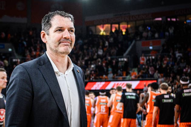 Neu Ulm, Deutschland, 29.12.25: Head Coach Ty Harrelson (ratiopharm ulm) Schaut waehrend des Basketball Bundesliga Spiels zwischen ratiopharm ulm vs Fitness first Wuerzburg Baskets in der ratiopharm Arena am 29. Dezember 2025 in Neu Ulm, Deutschland. (Foto von Harry Langer DeFodi Images) ratiopharm Arena, Germany, 29.12.25: Head Coach Ty Harrelson (ratiopharm ulm) Looks on during the Basketball Bundesliga match between ratiopharm ulm vs Fitness first Wuerzburg Baskets at Neu Ulm on December 29, 2025 in ratiopharm Arena, Germany. (Photo by Harry Langer DeFodi Images) (Photo by Harry Langer DeFodi Images) -