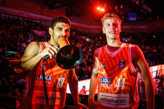 Neu Ulm, Deutschland, 29.12.25: Mark Smith (ratiopharm ulm) und Teo Milicic (ratiopharm ulm) feiern den Sieg mit den Fans waehrend des Basketball Bundesliga Spiels zwischen ratiopharm ulm vs Fitness first Wuerzburg Baskets in der ratiopharm Arena am 29. Dezember 2025 in Neu Ulm, Deutschland. (Foto von Harry Langer DeFodi Images) ratiopharm Arena, Germany, 29.12.25: Mark Smith (ratiopharm ulm) und Teo Milicic (ratiopharm ulm) The players celebrate the victory with the fans. during the Basketball Bundesliga match between ratiopharm ulm vs Fitness first Wuerzburg Baskets at Neu Ulm on December 29, 2025 in ratiopharm Arena, Germany. (Photo by Harry Langer DeFodi Images) (Photo by Harry Langer DeFodi Images) -