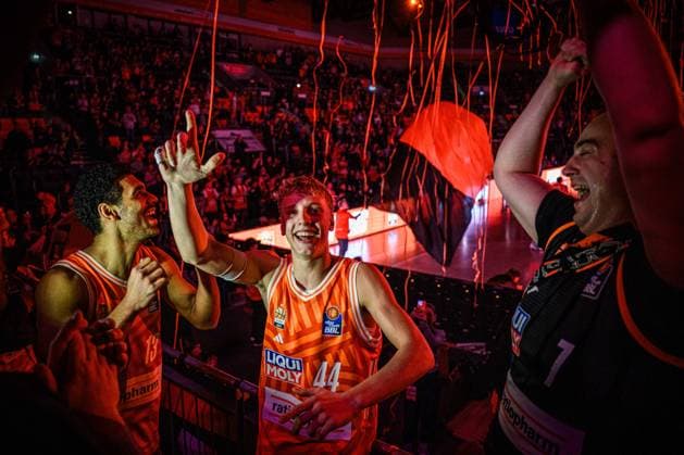 Neu Ulm, Deutschland, 29.12.25: Mark Smith (ratiopharm ulm) und Teo Milicic (ratiopharm ulm) feiern den Sieg mit den Fans waehrend des Basketball Bundesliga Spiels zwischen ratiopharm ulm vs Fitness first Wuerzburg Baskets in der ratiopharm Arena am 29. Dezember 2025 in Neu Ulm, Deutschland. (Foto von Harry Langer DeFodi Images) ratiopharm Arena, Germany, 29.12.25: Mark Smith (ratiopharm ulm) und Teo Milicic (ratiopharm ulm) The players celebrate the victory with the fans. during the Basketball Bundesliga match between ratiopharm ulm vs Fitness first Wuerzburg Baskets at Neu Ulm on December 29, 2025 in ratiopharm Arena, Germany. (Photo by Harry Langer DeFodi Images) (Photo by Harry Langer DeFodi Images) -