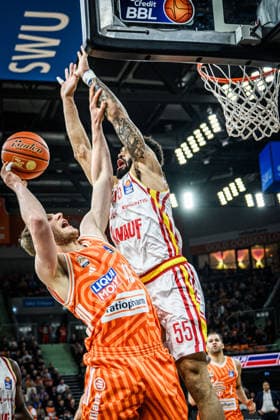 Neu Ulm, Deutschland, 29.12.25: Christian Sengfelder (ratiopharm ulm) und David Muenkat (Fitness first Wuerzburg Baskets) im Zweikampf waehrend des Basketball Bundesliga Spiels zwischen ratiopharm ulm vs Fitness first Wuerzburg Baskets in der ratiopharm Arena am 29. Dezember 2025 in Neu Ulm, Deutschland. (Foto von Harry Langer DeFodi Images) ratiopharm Arena, Germany, 29.12.25: Christian Sengfelder (ratiopharm ulm) und David Muenkat (Fitness first Wuerzburg Baskets) battle for the ball during the Basketball Bundesliga match between ratiopharm ulm vs Fitness first Wuerzburg Baskets at Neu Ulm on December 29, 2025 in ratiopharm Arena, Germany. (Photo by Harry Langer DeFodi Images) (Photo by Harry Langer DeFodi Images) -