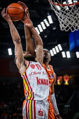 Neu Ulm, Deutschland, 29.12.25: Davion Mintz (Fitness first Wuerzburg Baskets) und Justin Simon (ratiopharm ulm) im Zweikampf waehrend des Basketball Bundesliga Spiels zwischen ratiopharm ulm vs Fitness first Wuerzburg Baskets in der ratiopharm Arena am 29. Dezember 2025 in Neu Ulm, Deutschland. (Foto von Harry Langer DeFodi Images) ratiopharm Arena, Germany, 29.12.25: Davion Mintz (Fitness first Wuerzburg Baskets) und Justin Simon (ratiopharm ulm) battle for the ball during the Basketball Bundesliga match between ratiopharm ulm vs Fitness first Wuerzburg Baskets at Neu Ulm on December 29, 2025 in ratiopharm Arena, Germany. (Photo by Harry Langer DeFodi Images) (Photo by Harry Langer DeFodi Images) -