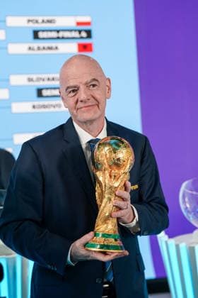 Gianni Infantino, internationaler Fußballpolitik, FIFA-Präsident, Weltfußballverband, Pressekonferenz, offizieller Auftritt, Funktionär, Sportfunktionär, Sportpolitik, FIFA World Cup, WM, Weltmeisterschaft, Fussball globale Sportorganisation, Entscheidungszentrum des Fußballs, Governance, Medienereignis, öffentliche Wahrnehmung, Führungspersönlichkeit, Anzug, Krawatte, Bühnenhintergrund, Branding, Symbolik, Sportjournalismus, Zeitgeschehen Zürich Kanton Zürich Schweiz *** Gianni Infantino, international sport, soccer politics, FIFA President, world football association, press conference, official appearance, official, sports official, sports politics, FIFA World Cup, global sports organization, decision-making center of soccer, governance, media event, public perception, leadership personality, suit, tie, stage backdrop, branding, symbolism, sports journalism, current affairs Zurich Canton Zurich Switzerland Copyright: xJOERANxSTEINSIEKx