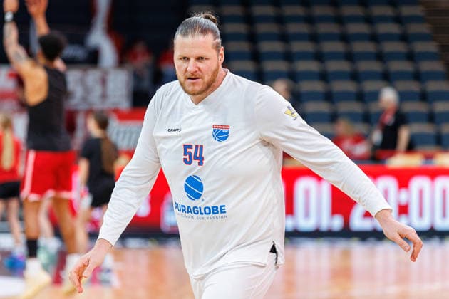 John Bryant (SYNTAINICS MBC, 54), Einzelbild, Einzelfoto, Portrait, Portraet, Aufwaermen, warm up, vor Spielbeginn, BMA365 Bamberg Baskets vs. SYNTAINICS MBC, Basketball, easyCredit BBL, 13. Spieltag, 30.12.2025 BMA365 Bamberg Baskets vs. SYNTAINICS MBC, Basketball, easyCredit BBL, 13. Spieltag, 30.12.2025 Bamberg Copyright: xEibner-Pressefoto G.xSantemizx EP_EER