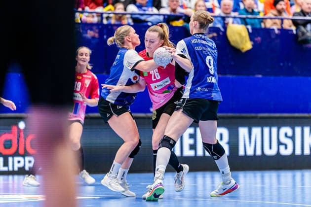 v.l. Laura Rueffieux (HSG Blomberg-Lippe, 03), Cara Reuthal (SV Union Halle-Neustadt, 26), Nieke Kuehne (HSG Blomberg-Lippe, 09) GER, HSG Blomberg-Lippe vs. SV Union Halle-Neustadt, Handball, 1. Bundesliga Frauen, 10. Spieltag, Spielzeit 2025 2026, 30.12.2025 GER, HSG Blomberg-Lippe vs. SV Union Halle-Neustadt, Handball, 1. Bundesliga Frauen, 10. Spieltag, Spielzeit 2025 2026, 30.12.2025 Lemgo Copyright: xEibner-Pressefoto JanxRollingerx EP_JSK