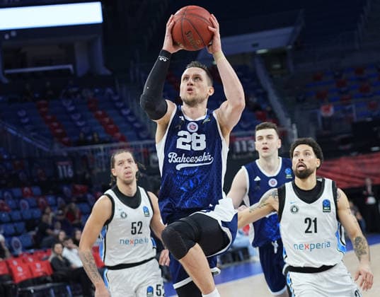 Bahcesehir Koleji v Veolia Towers - EuroCup Basketball ISTANBUL, TURKIYE - DECEMBER 30: Mateusz Ponitka (28) of Bahcesehir Koleji in action against Devon Daniels (21) of Veolia Towers during EuroCup Basketball week 12 match between Bahcesehir Koleji and Veolia Towers at Sinan Erdem Dome in Istanbul, Turkiye on December 30, 2025. Esra Bilgin Anadolu Istanbul Turkey. Editorial use only. Please get in touch for any other usage.  Copyright: x2025xAnadoluxEsraxBilginx