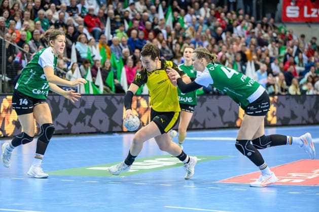 Handball Frauen 1. Bundesliga HBF Saison 2025 2026 10. Spieltag VfL Oldenburg vs. Borussia Dortmund 30.12.2025 Alina Grijseels (4, Borussia Dortmund) im Duell mit Lisa-Marie Fragge (44, VfL Oldenburg)