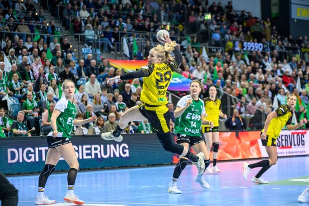 Handball Frauen 1. Bundesliga HBF Saison 2025 2026 10. Spieltag VfL Oldenburg vs. Borussia Dortmund 30.12.2025 Emma Olsson (29, Borussia Dortmund) im Sprung, Wurf, Action