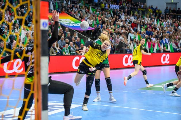 Handball Frauen 1. Bundesliga HBF Saison 2025 2026 10. Spieltag VfL Oldenburg vs. Borussia Dortmund 30.12.2025 Emma Olsson (29, Borussia Dortmund) im Sprung, Wurf, Action