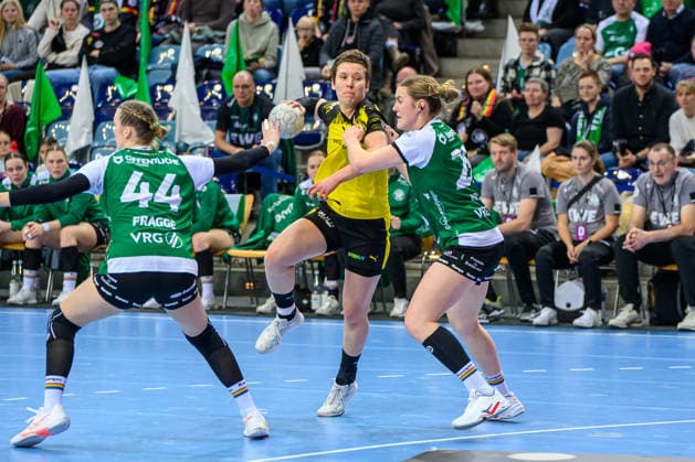 Handball Frauen 1. Bundesliga HBF Saison 2025 2026 10. Spieltag VfL Oldenburg vs. Borussia Dortmund 30.12.2025 Alina Grijseels (4, Borussia Dortmund) im Duell, Zweikampf mit Paulina Golla (29, VfL Oldenburg)