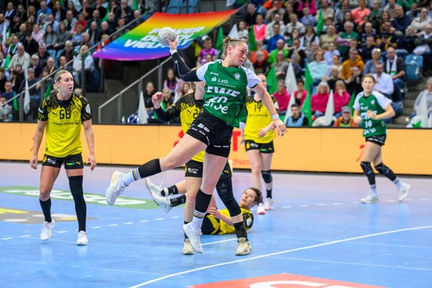 Handball Frauen 1. Bundesliga HBF Saison 2025 2026 10. Spieltag VfL Oldenburg vs. Borussia Dortmund 30.12.2025 Ariane Pfundstein (20, VfL Oldenburg) im Sprung, Wurf