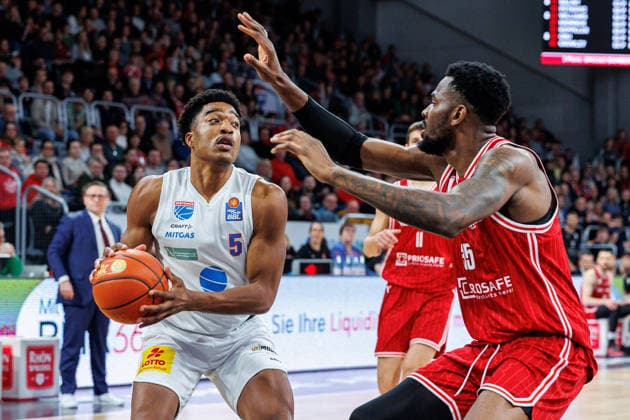 Marcus Foster (SYNTAINICS MBC, 05), Ejiofor Onu (BMA365 Bamberg Baskets, 35), BMA365 Bamberg Baskets vs. SYNTAINICS MBC, Basketball, easyCredit BBL, 13. Spieltag, 30.12.2025 BMA365 Bamberg Baskets vs. SYNTAINICS MBC, Basketball, easyCredit BBL, 13. Spieltag, 30.12.2025 Bamberg Copyright: xEibner-Pressefoto G.xSantemizx EP_EER