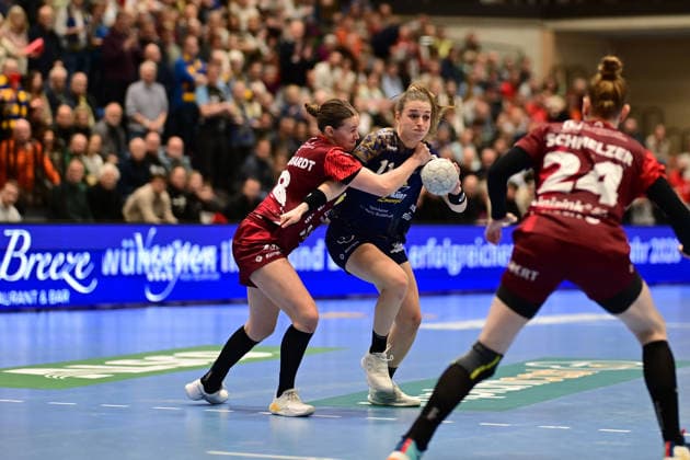 Handball I Frauen I Saison 2025-2026 I 1. HBF I 10. Spieltag I Buxtehuder SV - HSG Bensheim-Auerbach I 30.12.2025 Lena Sophia Degenhardt (8, HSG Bensheim Auerbach) Isabelle Dölle (11, Buxtehuder Sportverein) Buxtehude Halle Nord Niedersachsen Deutschland Copyright: xLobeca FelixxSchlikisx