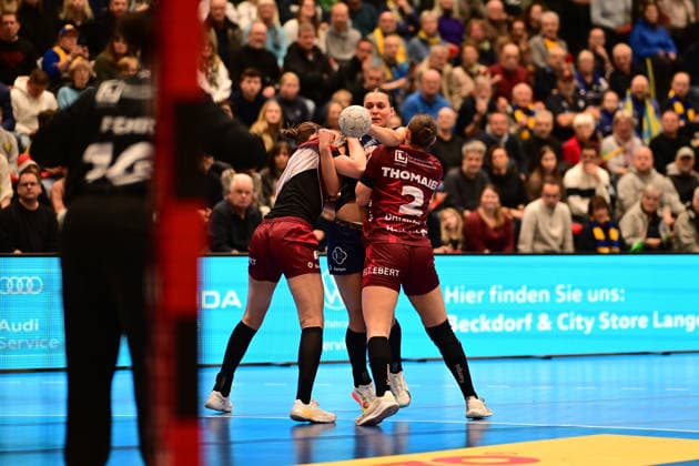 Handball I Frauen I Saison 2025-2026 I 1. HBF I 10. Spieltag I Buxtehuder SV - HSG Bensheim-Auerbach I 30.12.2025 Lena Sophia Degenhardt (8, HSG Bensheim Auerbach) Maj Nielsen (5, Buxtehuder Sportverein) Mareike Thomaier (2, HSG Bensheim Auerbach) Buxtehude Halle Nord Niedersachsen Deutschland Copyright: xLobeca FelixxSchlikisx