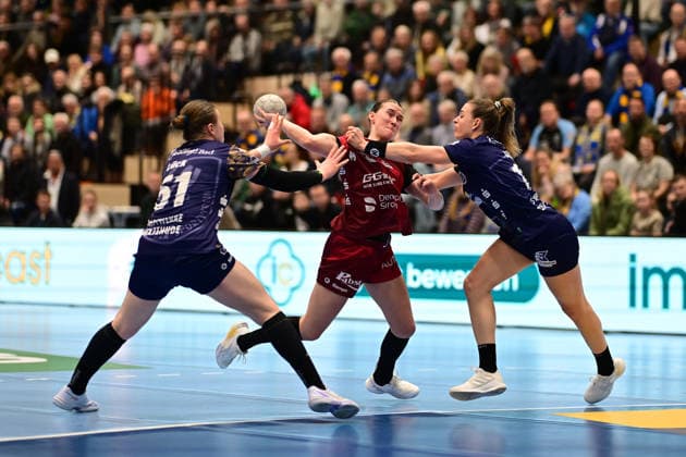 Handball I Frauen I Saison 2025-2026 I 1. HBF I 10. Spieltag I Buxtehuder SV - HSG Bensheim-Auerbach I 30.12.2025 Lin Elisabeth Lück (51, Buxtehuder Sportverein) Lena Sophia Degenhardt (8, HSG Bensheim Auerbach) Isabelle Dölle (11, Buxtehuder Sportverein) Buxtehude Halle Nord Niedersachsen Deutschland Copyright: xLobeca FelixxSchlikisx