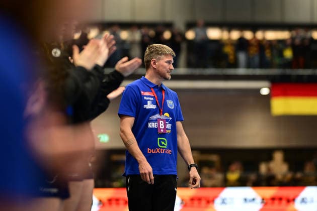 Handball I Frauen I Saison 2025-2026 I 1. HBF I 10. Spieltag I Buxtehuder SV - HSG Bensheim-Auerbach I 30.12.2025 Der Neue Buxtehuder Trainer Nicolaj Bredekjaer Andersson (Buxtehuder Sportverein) Buxtehude Halle Nord Niedersachsen Deutschland Copyright: xLobeca FelixxSchlikisx