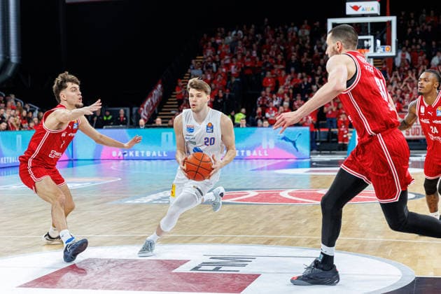 Zachary Ensminger (BMA365 Bamberg Baskets, 01), Perttu Blomgren (SYNTAINICS MBC, 20), Daniel Keppeler (BMA365 Bamberg Baskets, 31), BMA365 Bamberg Baskets vs. SYNTAINICS MBC, Basketball, easyCredit BBL, 13. Spieltag, 30.12.2025 BMA365 Bamberg Baskets vs. SYNTAINICS MBC, Basketball, easyCredit BBL, 13. Spieltag, 30.12.2025 Bamberg Copyright: xEibner-Pressefoto G.xSantemizx EP_EER