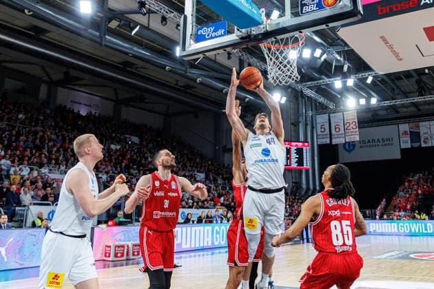 Daniel Keppeler (BMA365 Bamberg Baskets, 31), Demarcus Demonia (BMA365 Bamberg Baskets, 08), Jure Planinic (SYNTAINICS MBC, 44), Austin Crowley (BMA365 Bamberg Baskets, 85), BMA365 Bamberg Baskets vs. SYNTAINICS MBC, Basketball, easyCredit BBL, 13. Spieltag, 30.12.2025 BMA365 Bamberg Baskets vs. SYNTAINICS MBC, Basketball, easyCredit BBL, 13. Spieltag, 30.12.2025 Bamberg Copyright: xEibner-Pressefoto G.xSantemizx EP_EER