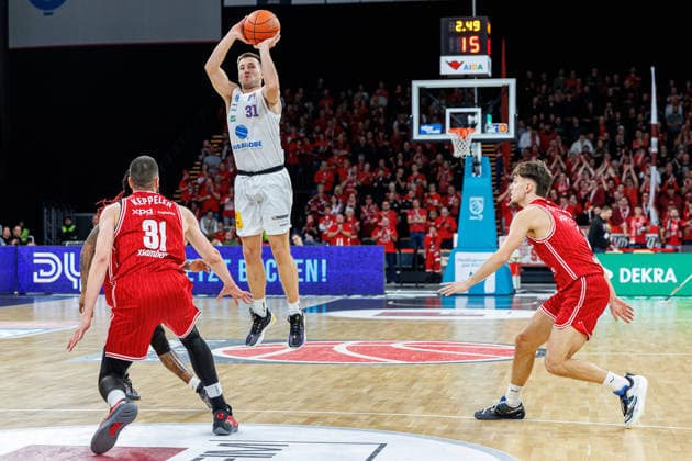 Daniel Keppeler (BMA365 Bamberg Baskets, 31), Spencer Reaves (SYNTAINICS MBC, 31), Zachary Ensminger (BMA365 Bamberg Baskets, 01), BMA365 Bamberg Baskets vs. SYNTAINICS MBC, Basketball, easyCredit BBL, 13. Spieltag, 30.12.2025 BMA365 Bamberg Baskets vs. SYNTAINICS MBC, Basketball, easyCredit BBL, 13. Spieltag, 30.12.2025 Bamberg Copyright: xEibner-Pressefoto G.xSantemizx EP_EER