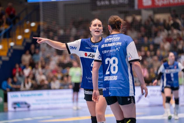 HSG Blomberg-Lippe (GER) vs. SV Union Halle-Neustadt (GER), Handball, 1. Handball Bundesliga Frauen, 10. Spieltag, 30.12.2025, Saision 2025 2026, Lemgo Andrea Jacobsen (HSG Blomberg-Lippe, 04) diskutiert mit Malin Sandberg (HSG Blomberg-Lippe, 28) Lemgo Phoenix Contact Arena Deutschland