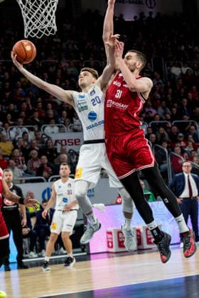 Bamberg, Deutschland 30. Dezember 2025: 1.BBL - 2025 2026 - BMA365 Bamberg Baskets vs. Syntainics MBC Im Bild: v. li . unter dem Korb Perttu Blomgren (MBC Weißenfels) gegen Daniel Keppeler (Bamberg) Brose Arena Bayern Copyright: xFotostandx xSchmittx