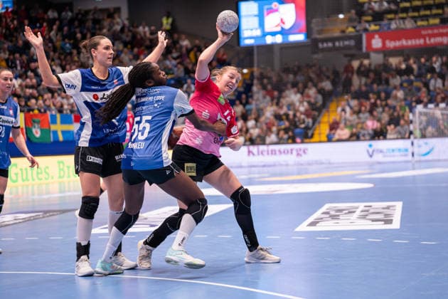 HSG Blomberg-Lippe (GER) vs. SV Union Halle-Neustadt (GER), Handball, 1. Handball Bundesliga Frauen, 10. Spieltag, 30.12.2025, Saision 2025 2026, Lemgo Tina Wagenlader (SV Union Halle-Neustadt, 14) im Zweikampf mit Farrelle Njinkeu (HSG Blomberg-Lippe, 55) Lemgo Phoenix Contact Arena Deutschland