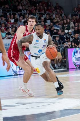 Bamberg, Deutschland 30. Dezember 2025: 1.BBL - 2025 2026 - BMA365 Bamberg Baskets vs. Syntainics MBC Im Bild: v. li. Richard Balint (Bamberg) gegen Charles Callison (MBC Weißenfels) Brose Arena Bayern Copyright: xFotostandx xSchmittx