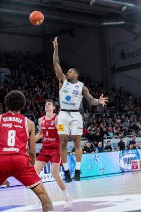 Bamberg, Deutschland 30. Dezember 2025: 1.BBL - 2025 2026 - BMA365 Bamberg Baskets vs. Syntainics MBC Im Bild: v. li. Richard Balint (Bamberg) gegen Charles Callison (MBC Weißenfels) Brose Arena Bayern Copyright: xFotostandx xSchmittx