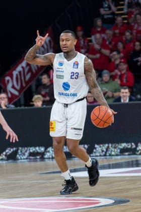Bamberg, Deutschland 30. Dezember 2025: 1.BBL - 2025 2026 - BMA365 Bamberg Baskets vs. Syntainics MBC Im Bild: Charles Callison (MBC Weißenfels) zeigt mit den Händen das Spielsystem an Brose Arena Bayern Copyright: xFotostandx xSchmittx