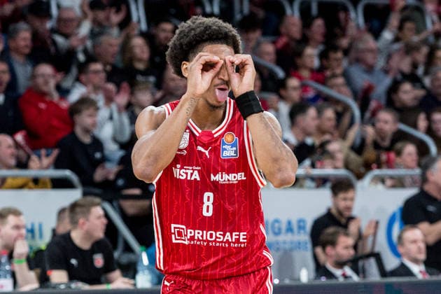 Bamberg, Deutschland 30. Dezember 2025: 1.BBL - 2025 2026 - BMA365 Bamberg Baskets vs. Syntainics MBC Im Bild: Demarcus Demonia (Bamberg) gestikuliert mit den Händen macht dabei eine Brille und streckt die Zunge heraus zu den Zuschauern, nach einen erfolgreichem Angriff. Brose Arena Bayern Copyright: xFotostandx xSchmittx