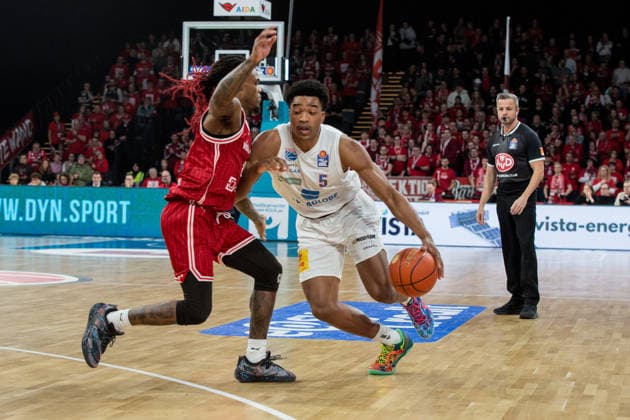 Bamberg, Deutschland 30. Dezember 2025: 1.BBL - 2025 2026 - BMA365 Bamberg Baskets vs. Syntainics MBC Im Bild: Cobe Williams (Bamberg) gegen Marcus Foster (MBC Weißenfels) Brose Arena Bayern Copyright: xFotostandx xSchmittx