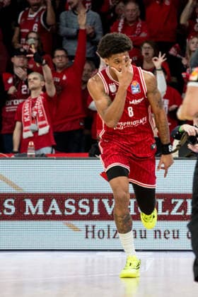 Bamberg, Deutschland 30. Dezember 2025: 1.BBL - 2025 2026 - BMA365 Bamberg Baskets vs. Syntainics MBC Im Bild: Demarcus Demonia (Bamberg) gestikuliert mit den Händen nach seinem erfolgreichem 3 Punkte Wurf Brose Arena Bayern Copyright: xFotostandx xSchmittx