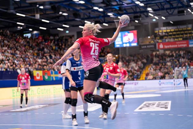 HSG Blomberg-Lippe (GER) vs. SV Union Halle-Neustadt (GER), Handball, 1. Handball Bundesliga Frauen, 10. Spieltag, 30.12.2025, Saision 2025 2026, Lemgo Lilli Roepcke (SV Union Halle-Neustadt, 25) im Torwurf Lemgo Phoenix Contact Arena Deutschland