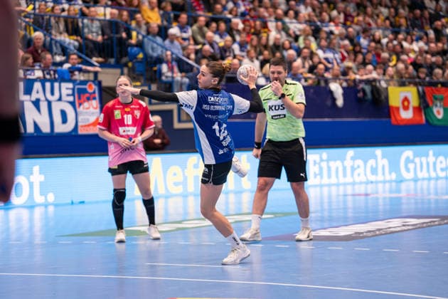 HSG Blomberg-Lippe (GER) vs. SV Union Halle-Neustadt (GER), Handball, 1. Handball Bundesliga Frauen, 10. Spieltag, 30.12.2025, Saision 2025 2026, Lemgo Ona Vegue (HSG Blomberg-Lippe, 14) bei einem 7-Meter Wurf Lemgo Phoenix Contact Arena Deutschland