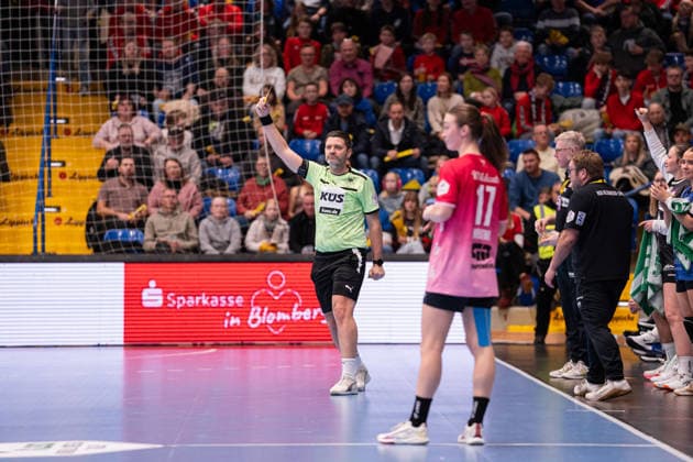 HSG Blomberg-Lippe (GER) vs. SV Union Halle-Neustadt (GER), Handball, 1. Handball Bundesliga Frauen, 10. Spieltag, 30.12.2025, Saision 2025 2026, Lemgo Steffen Birkner (HSG Blomberg-Lippe, Trainer) erhaelt eine gelbe Karte Lemgo Phoenix Contact Arena Deutschland