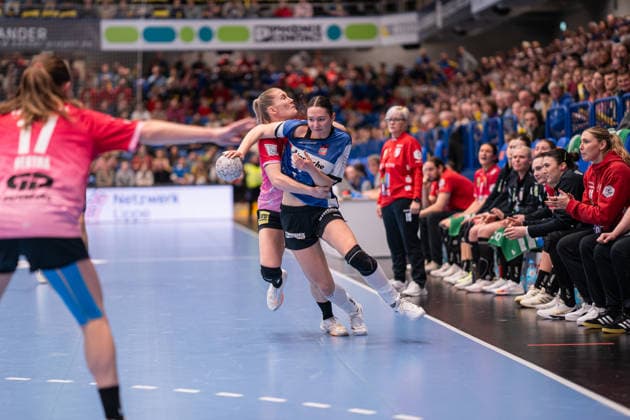 HSG Blomberg-Lippe (GER) vs. SV Union Halle-Neustadt (GER), Handball, 1. Handball Bundesliga Frauen, 10. Spieltag, 30.12.2025, Saision 2025 2026, Lemgo Nuria Bucher (HSG Blomberg-Lippe, 21) im Zweikampf Lemgo Phoenix Contact Arena Deutschland