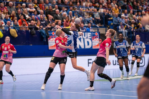 HSG Blomberg-Lippe (GER) vs. SV Union Halle-Neustadt (GER), Handball, 1. Handball Bundesliga Frauen, 10. Spieltag, 30.12.2025, Saision 2025 2026, Lemgo Ona Vegue (HSG Blomberg-Lippe, 14) im Torwurf Lemgo Phoenix Contact Arena Deutschland