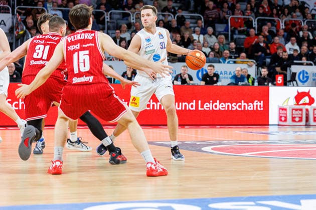 Daniel Keppeler (BMA365 Bamberg Baskets, 31), Adrian Petkovic (BMA365 Bamberg Baskets, 15), Spencer Reaves (SYNTAINICS MBC, 31), BMA365 Bamberg Baskets vs. SYNTAINICS MBC, Basketball, easyCredit BBL, 13. Spieltag, 30.12.2025 BMA365 Bamberg Baskets vs. SYNTAINICS MBC, Basketball, easyCredit BBL, 13. Spieltag, 30.12.2025 Bamberg Copyright: xEibner-Pressefoto G.xSantemizx EP_EER