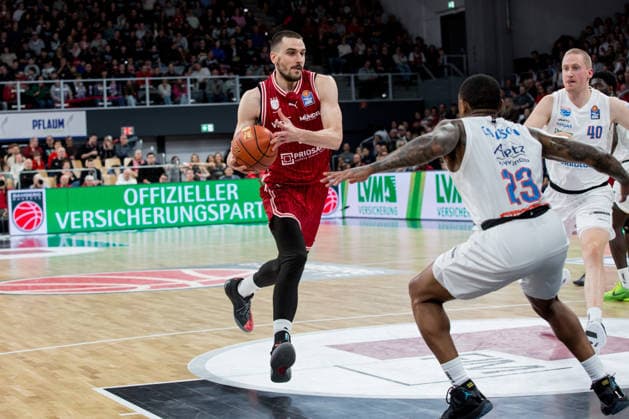 Bamberg, Deutschland 30. Dezember 2025: 1.BBL - 2025 2026 - BMA365 Bamberg Baskets vs. Syntainics MBC Im Bild: Daniel Keppeler (Bamberg) geht durch die Zone vom MBC Brose Arena Bayern Copyright: xFotostandx xSchmittx