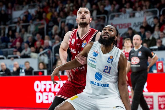 Bamberg, Deutschland 30. Dezember 2025: 1.BBL - 2025 2026 - BMA365 Bamberg Baskets vs. Syntainics MBC Im Bild: Daniel Keppeler (Bamberg) und RJ Gunn (MBC Weißenfels) beim Zweikampf unter dem Korb Brose Arena Bayern Copyright: xFotostandx xSchmittx