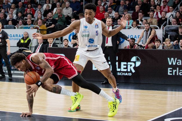 Bamberg, Deutschland 30. Dezember 2025: 1.BBL - 2025 2026 - BMA365 Bamberg Baskets vs. Syntainics MBC Im Bild: Demarcus Demonia (Bamberg) ist nur durch das Faul von Marcus Foster (MBC Weißenfels) zu stoppen Brose Arena Bayern Copyright: xFotostandx xSchmittx